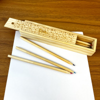 personalisierte Stiftebox mit Lineal &amp; 12 Buntstiften Holz M&auml;ppchen
