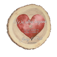 CHICCIE Personalisierte Baumscheibe Farbiger Herzdruck mit Koordinaten 18cm versch Farben Holzscheibe Geschenkidee Valentinstag Hochzeit Jahrestag