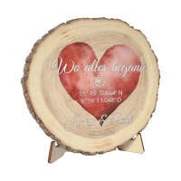 CHICCIE Personalisierte Baumscheibe Farbiger Herzdruck mit Koordinaten 18cm versch Farben Holzscheibe Geschenkidee Valentinstag Hochzeit Jahrestag